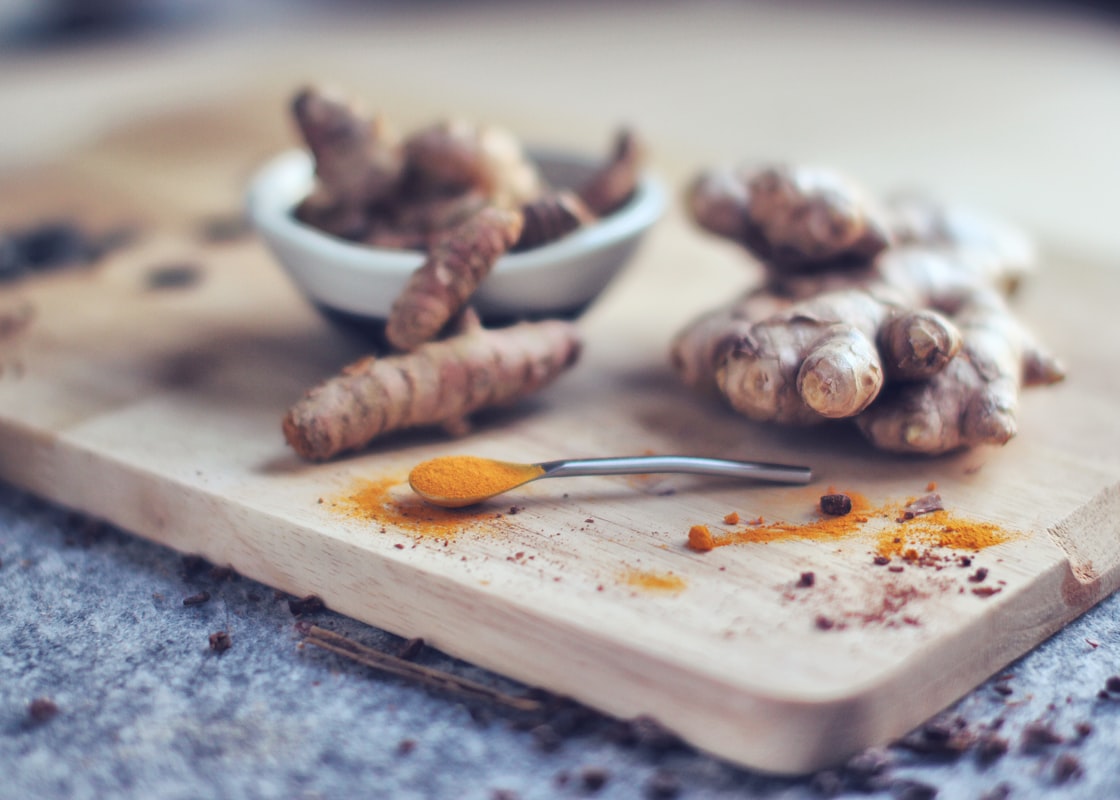 Zenzero e curcuma in una tazza di tè caldo